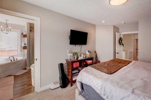 165 10 Avenue Se, Drumheller, AB - Indoor Photo Showing Bedroom