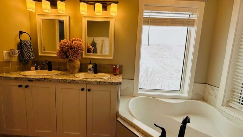 165 10 Avenue Se, Drumheller, AB - Indoor Photo Showing Bathroom
