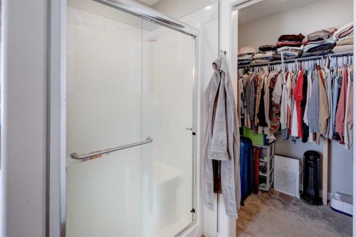 165 10 Avenue Se, Drumheller, AB - Indoor With Storage