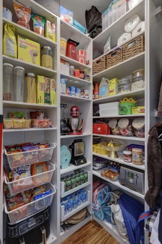 165 10 Avenue Se, Drumheller, AB - Indoor With Storage