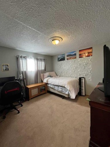 4915 57 Avenue, Taber, AB - Indoor Photo Showing Bedroom