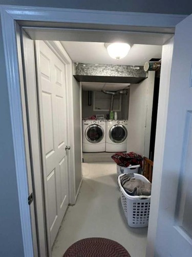 4915 57 Avenue, Taber, AB - Indoor Photo Showing Laundry Room