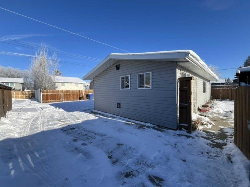 4915 57 Avenue, Taber, AB - Outdoor With Exterior
