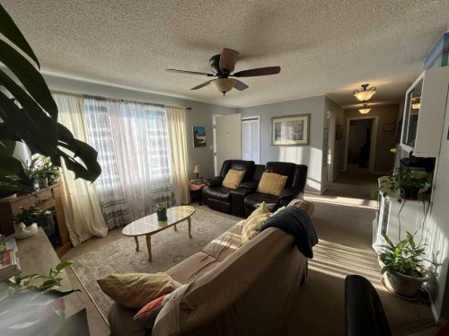 4915 57 Avenue, Taber, AB - Indoor Photo Showing Living Room