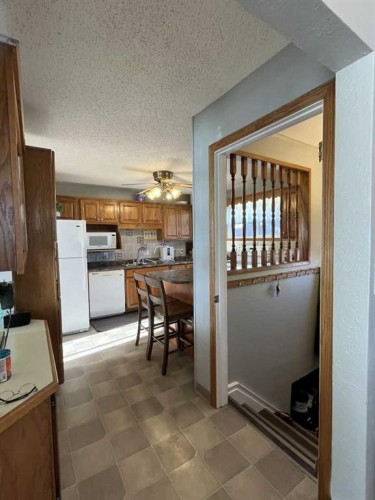 4915 57 Avenue, Taber, AB - Indoor