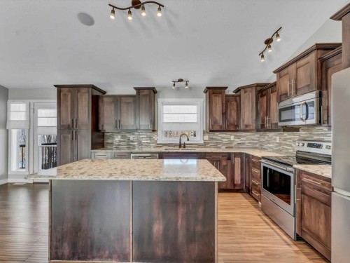 24 Upland Place West, Brooks, AB - Indoor Photo Showing Kitchen With Upgraded Kitchen