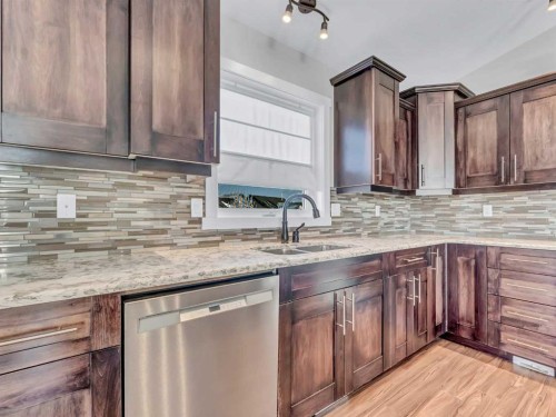 24 Upland Place West, Brooks, AB - Indoor Photo Showing Kitchen With Double Sink With Upgraded Kitchen