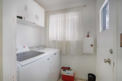 508 2 Avenue West, Brooks, AB - Indoor Photo Showing Laundry Room