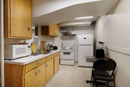 508 2 Avenue West, Brooks, AB - Indoor Photo Showing Kitchen