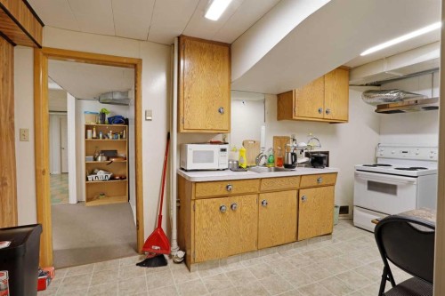 508 2 Avenue West, Brooks, AB - Indoor Photo Showing Kitchen