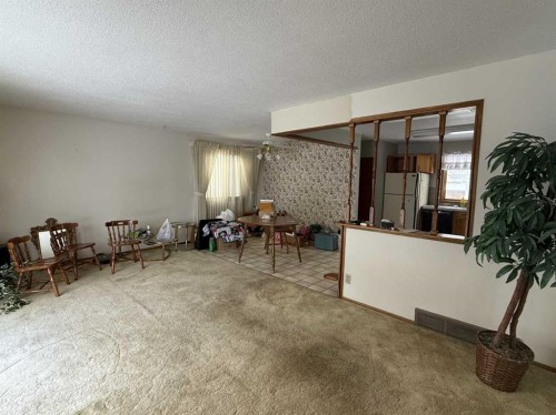 818 James Crescent, Hanna, AB - Indoor