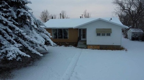 818 James Crescent, Hanna, AB - Outdoor