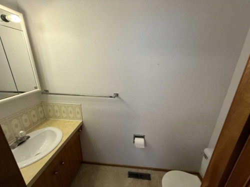 818 James Crescent, Hanna, AB - Indoor Photo Showing Bathroom