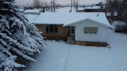 818 James Crescent, Hanna, AB - Outdoor