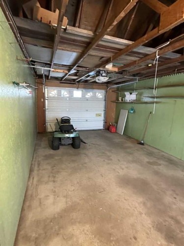 818 James Crescent, Hanna, AB - Indoor Photo Showing Garage