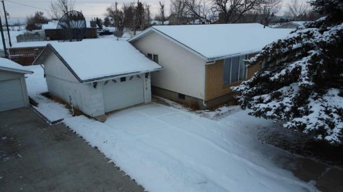 818 James Crescent, Hanna, AB - Outdoor