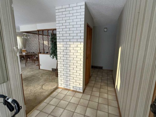 818 James Crescent, Hanna, AB - Indoor
