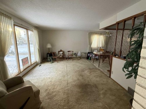 818 James Crescent, Hanna, AB - Indoor