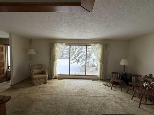 818 James Crescent, Hanna, AB - Indoor