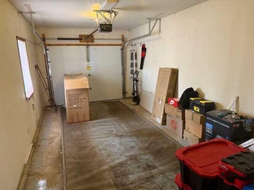 830 Birchwood Close, Drumheller, AB - Indoor Photo Showing Garage