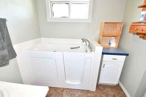 135 21 Street, Fort Macleod, AB - Indoor Photo Showing Laundry Room