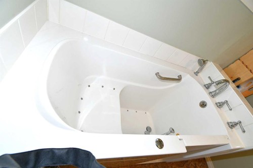 135 21 Street, Fort Macleod, AB - Indoor Photo Showing Bathroom