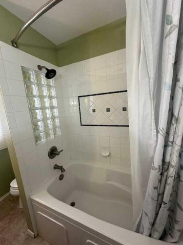 608 7 Avenue West, Hanna, AB - Indoor Photo Showing Bathroom