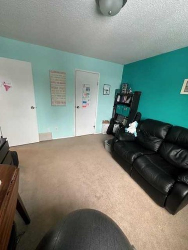 608 7 Avenue West, Hanna, AB - Indoor