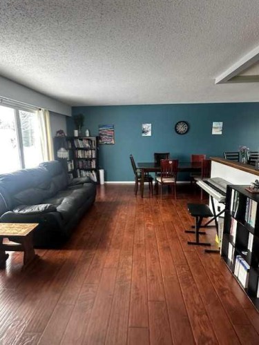 608 7 Avenue West, Hanna, AB - Indoor Photo Showing Living Room