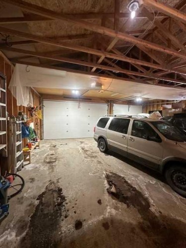 608 7 Avenue West, Hanna, AB - Indoor Photo Showing Garage