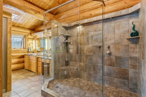 5544 Township Road 302, Rural Mountain View County, AB - Indoor Photo Showing Bathroom