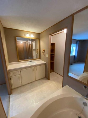 346 Railway Avenue, Duchess, AB 