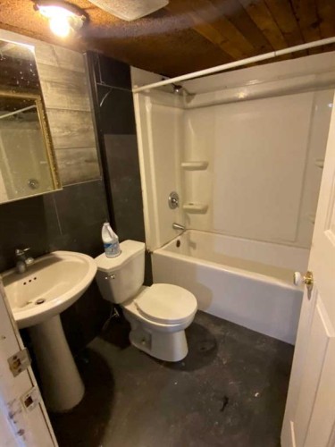 75 Greenbrook Road East, Brooks, AB - Indoor Photo Showing Bathroom