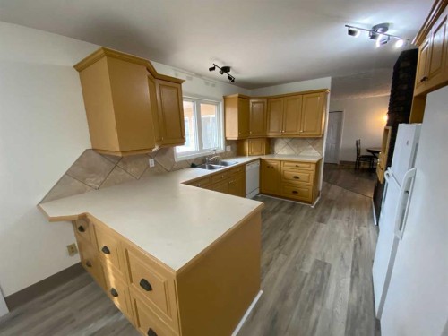 75 Greenbrook Road East, Brooks, AB - Indoor Photo Showing Kitchen With Double Sink