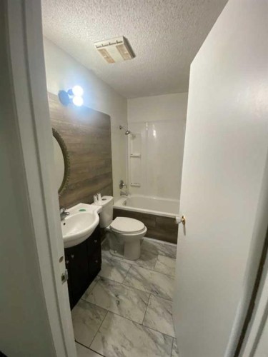 75 Greenbrook Road East, Brooks, AB - Indoor Photo Showing Bathroom