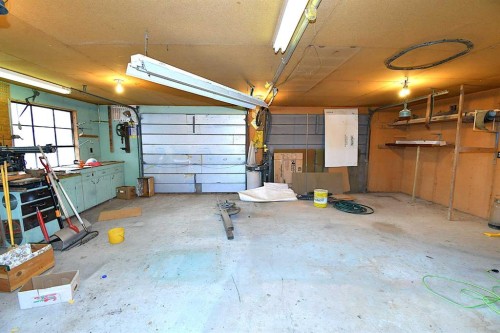 204 2 Avenue, Bassano, AB - Indoor Photo Showing Garage
