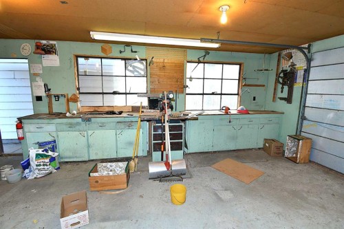 204 2 Avenue, Bassano, AB - Indoor Photo Showing Garage