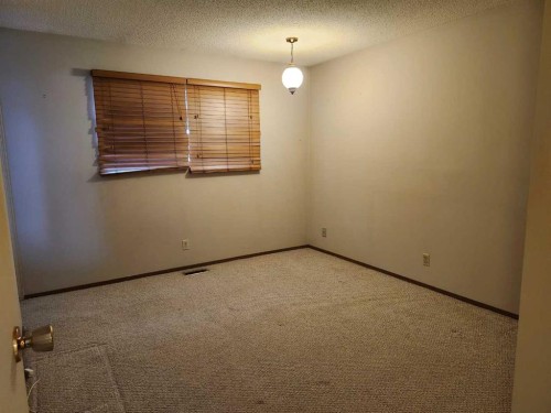 75 Hunts Crescent, Drumheller, AB - Indoor Photo Showing Other Room
