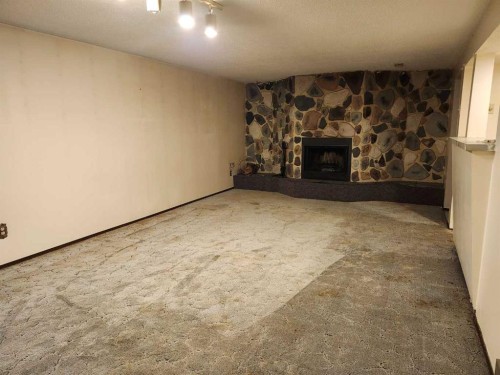 75 Hunts Crescent, Drumheller, AB - Indoor With Fireplace