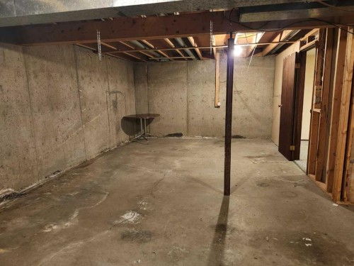 75 Hunts Crescent, Drumheller, AB - Indoor Photo Showing Basement