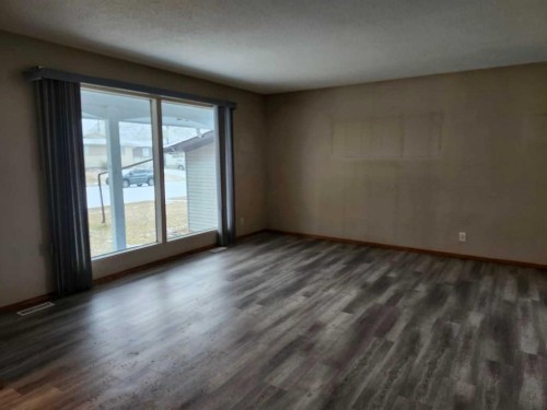 75 Hunts Crescent, Drumheller, AB - Indoor Photo Showing Other Room