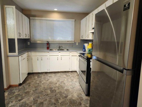 75 Hunts Crescent, Drumheller, AB - Indoor Photo Showing Kitchen With Double Sink