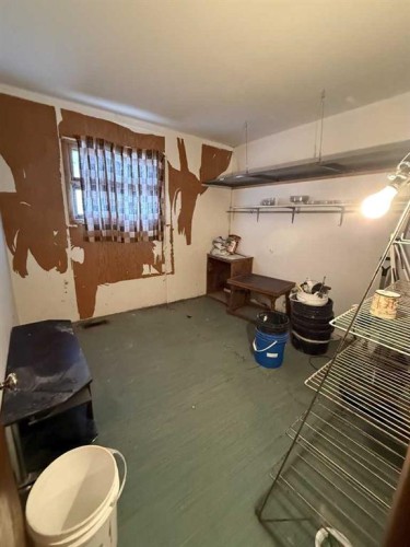 409 6 Avenue West, Hanna, AB - Indoor Photo Showing Garage