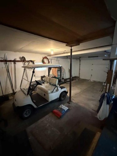 409 6 Avenue West, Hanna, AB - Indoor Photo Showing Garage