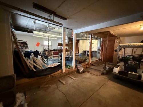 409 6 Avenue West, Hanna, AB - Indoor