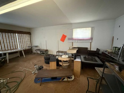 409 6 Avenue West, Hanna, AB - Indoor