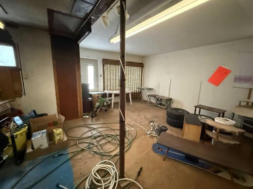 409 6 Avenue West, Hanna, AB - Indoor