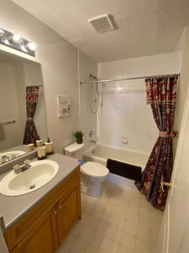 103-680 Cassils Road West, Brooks, AB - Indoor Photo Showing Bathroom