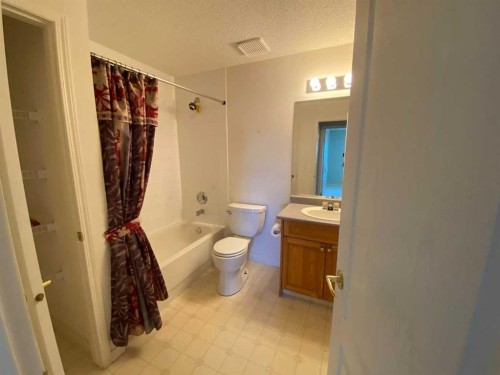 103-680 Cassils Road West, Brooks, AB - Indoor Photo Showing Bathroom