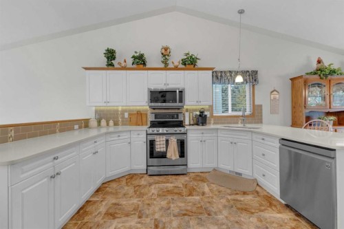 18 Asmundsen Close, Red Deer, AB - Indoor Photo Showing Kitchen